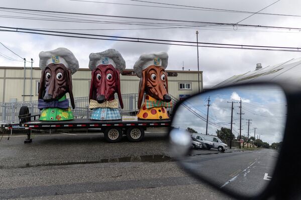 Три головы из скульптуры Doggie Diner, созданные в 1966 году Гарольдом Бахманом, стоят на прицепе, припаркованном на острове Трежер-Айленд в заливе Сан-Франциско, Калифорния, США. - Sputnik Грузия