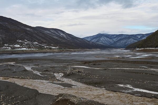  ხიდი მაშინ ჩანს, როდესაც ჟინვალის წყალსაცავში წყლის დონე იკლებს. - Sputnik საქართველო