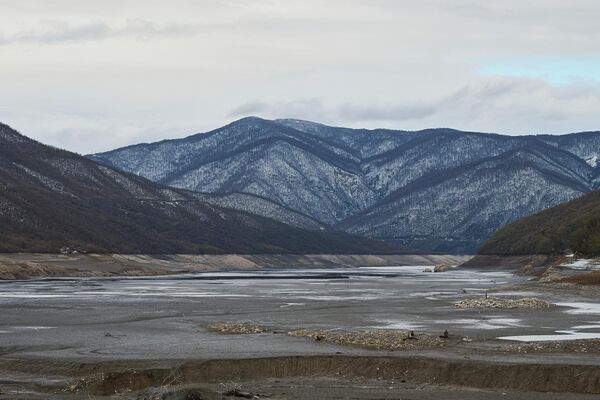 ამ  დასახლებული პუნქტებიდან მოსახლეობა სხვა ადგილას გადაასახლეს, წყალსაცავი კი, სწრაფად მზარდი თბილისის წყლით მომარაგების  მიზნით, 1980-იან წლებში შეიქმნა. - Sputnik საქართველო