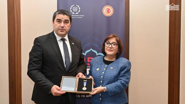 Шалва Папуашвили вручил Почетную медаль Сахибе Гафаровой - Sputnik Грузия