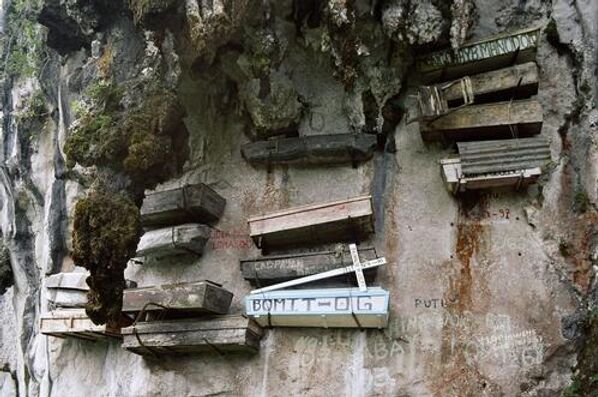 Сагада – небольшая филиппинская деревушка, получившая известность благодаря особому способу организации похорон. Он считается достаточно древним (согласно некоторым источникам ему более двух тысяч лет), при этом нигде больше на Филиппинах не практикуется. Хоронили в деревянных гробах, однако заготовку погребального контейнера усопший делал еще при жизни. Причем его не сбивали из досок, а выскабливали в цельном стволе дерева.  - Sputnik Грузия