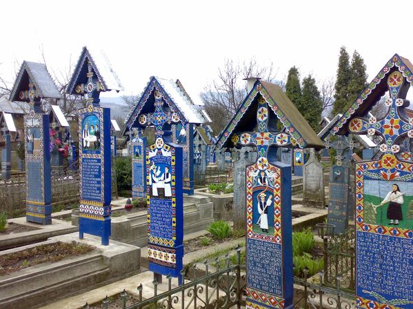 Чимитирул-Весел (Cimitirul Vesel) в переводе с румынского означает "веселое кладбище". Первые разноцветные деревянные надгробия появились в Сепынце в 1930-х. На них местный художник и скульптор Стан Йон Петраш изображал веселые картинки из жизни захороненных и в ироничной форме рассказывал о них самих. - Sputnik Грузия