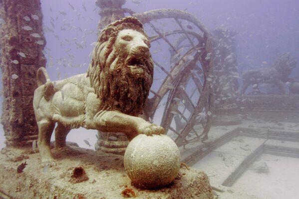 Мемориальный риф Нептуна был открыт в 2007 году. Это подводный колумбарий, крупнейший в мире искусственный риф. Он покрывает более 60 000 квадратных метров дна океана на глубине около 12 метров.Находится в 5 километрах к востоку от Ки Бискейн в Майами (штат Флорида).Место под будущее захоронение может приобрести себе каждый желающий. В большинстве случаев захороненными в морских глубинах хотят быть дайверы и люди, просто влюбленные в море. - Sputnik Грузия