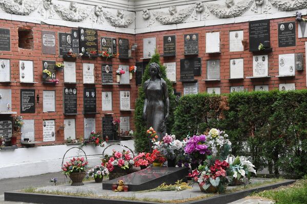 Самое известное кладбище Москвы, конечно, Новодевичье. Оно основано при Новодевичьем монастыре, построенном в 1524 году. Официально возраст кладбища отсчитывается с 1904 года.Сейчас, когда говорят Новодевичье кладбище, имеют в виду новое, где хоронили советскую элиту. Некрополь Новодевичьего монастыря практически забыт. Здесь продолжают хоронить выдающихся людей, многие захоронения тут – памятники культурного наследия регионального и федерального значения. - Sputnik Грузия