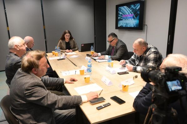 В Тбилиси за круглым столом эксперты начали встречу с коротких приветствий, быстро переходя к сути разговора. - Sputnik Грузия