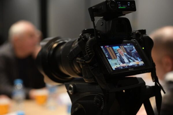 Обсуждение то и дело уходило в острые полемики, но быстро возвращалось к общей теме круглого стола. - Sputnik Грузия