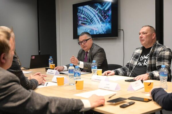 Уже в первых выступлениях обсуждение сосредоточилось на том, какими становятся медиа в эпоху цифровизации. - Sputnik Грузия