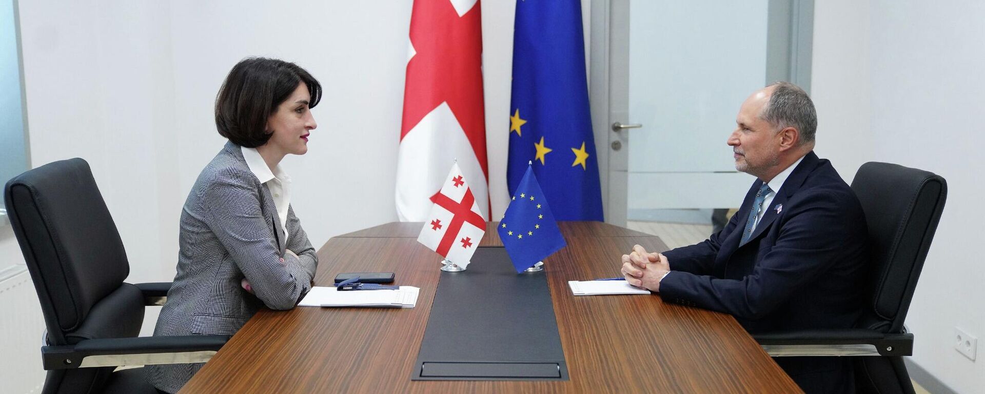 Глава МИД Грузии Мака Бочоришвили и посол ЕС в Грузии Павел Герчинский - Sputnik Грузия, 1920, 27.04.2026