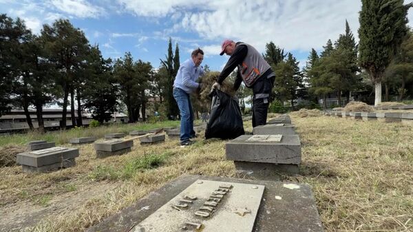 Главное воинское захоронение Тбилиси приводят в порядок ко Дню Победы - Sputnik Грузия