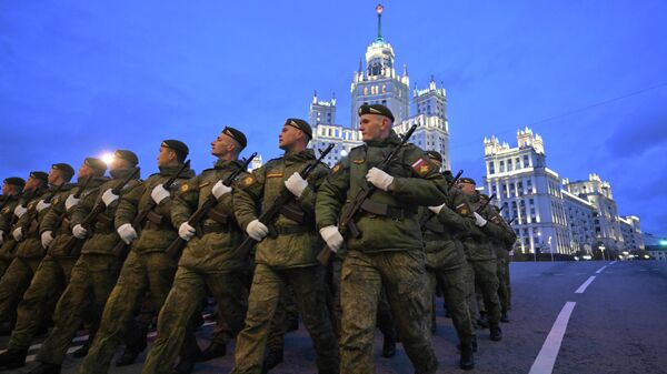 Курсанты Серпуховского филиала Академии ракетных войск  на репетиции военного парада в Москве - Sputnik Грузия