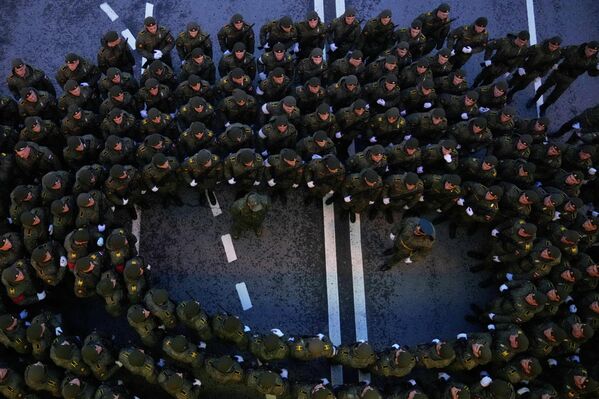Российские военнослужащие собираются перед репетицией военного парада в честь Дня Победы в Москве. - Sputnik Грузия