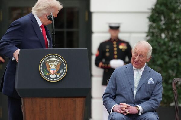 Король Великобритании Карл III слушает выступление президента Дональда Трампа на Южной лужайке Белого дома в Вашингтоне. - Sputnik Грузия