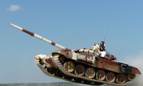 Экипаж из России на танке Т-72Б в гонке преследования на соревнованиях чемпионата мира "Танковый биатлон - 2014" на полигоне 2-й гвардейской мотострелковой Таманской дивизии в поселке Алабино. - Sputnik Грузия