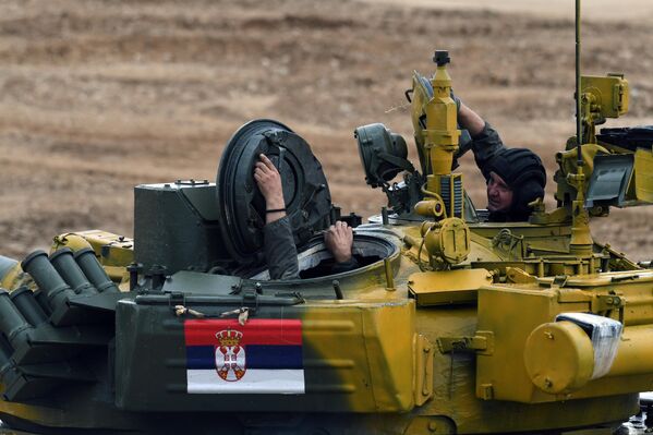 Экипаж танка Т-72Б3 команды армии Сербии во время соревнований танковых экипажей в рамках конкурса "Танковый биатлон - 2020". - Sputnik Грузия
