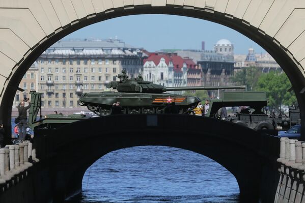 Танки Т-72Б3 на генеральной репетиции военного парада, посвященного 71-й годовщине Победы в Великой Отечественной войне в Санкт-Петербурге - Sputnik Грузия