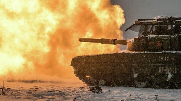 Танк Т-72 ВС РФ ведет стрельбу во время боевой подготовки Добровольческого корпуса в Луганской народной республике - Sputnik Грузия