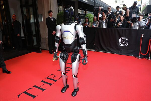 Робот на Met Gala 2026 в Нью-Йорке. - Sputnik Грузия