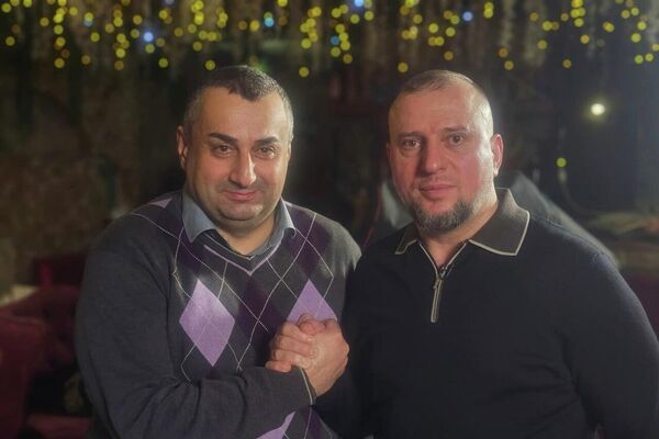 Николоз Мжаванадзе и Апти Алаудинов, генерал-лейтенант, замначальника Главного военно-политического управления Вооруженных сил РФ, командир добровольческого формирования Ахмат Николоз Мжаванадзе и Апти Алаудинов, генерал-лейтенант, замначальника Главного военно-политического управления Вооруженных сил РФ, командир добровольческого формирования Ахмат - Sputnik Грузия