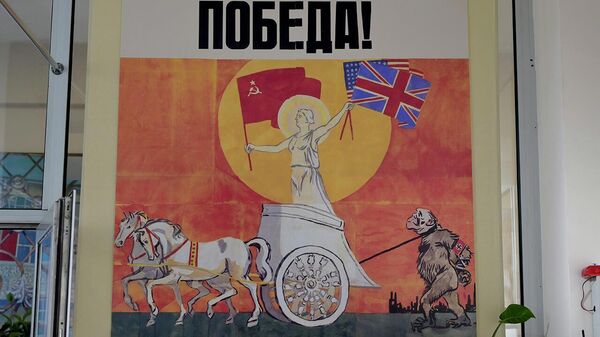 В Тбилиси открылась выставка плакатов времен Великой Отечественной войны - Sputnik Грузия