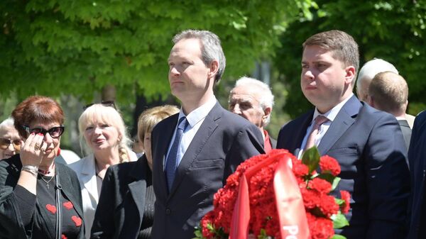 Российские и белорусские дипломаты почтили память героев ВОВ в Грузии. День победы 9 мая 2026 года - Sputnik Грузия