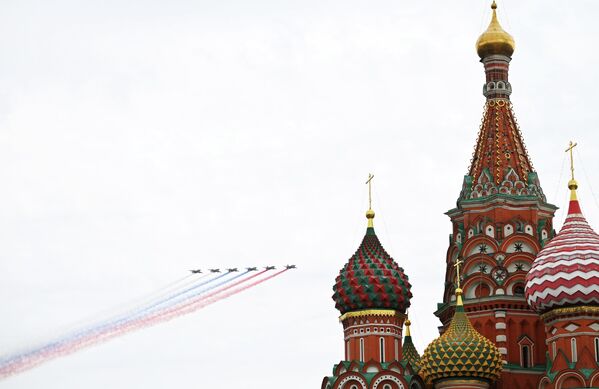 Штурмовики Су-25 во время воздушной части парада в Москве в честь 81-й годовщины Победы в Великой Отечественной войне - Sputnik Грузия