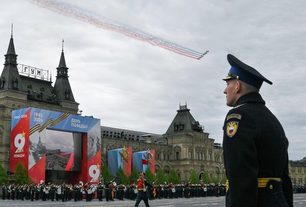 Во время шествия над Красной площадью сохранялась почти полная тишина, которую прерывали только команды и звук марша. - Sputnik Грузия