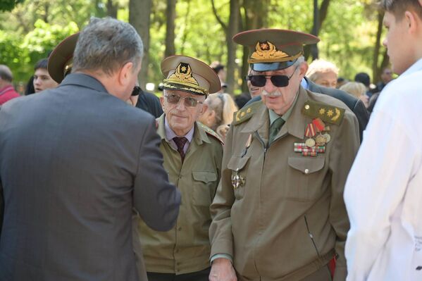 ხალხი ვეტერანებთან მიდის ყვავილებითა და მადლიერების სიტყვებით მიმართავს. ბევრმა აღიარა, რომ სურდა მოესწრო და ენახა ისინი, ვისაც ომი საკუთარი თვალით აქვს ნანახი. - Sputnik საქართველო