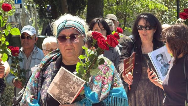 მონაწილეებს ხელში ყვავილები, მედლები და წინაპრების - ომის გმირების - ფოტოები ეჭირათ. - Sputnik საქართველო