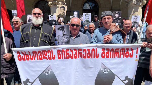 В Гори прошли митинг и шествие в честь Дня Победы 9 мая - видео - Sputnik Грузия