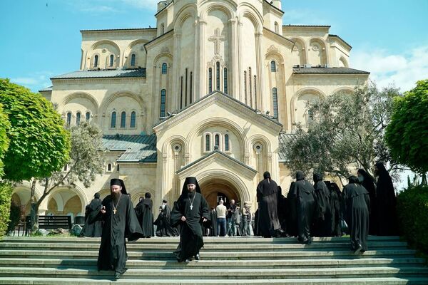 Грузия выбирает нового Патриарха. Заседание Священного Синода в соборе Святой Троицы Самеба - Sputnik Грузия