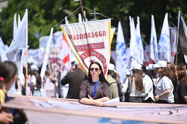 Тут в храме Кашвети проходит молебен, затем огромная процессия начинает шествие.  - Sputnik Грузия