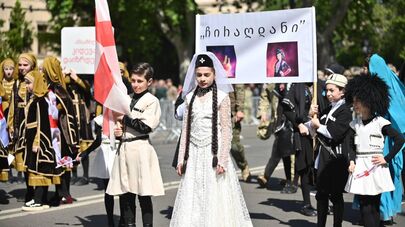 Грузия 17 мая отмечает День святости семьи и уважения к родителям - праздничное шествие в столице 