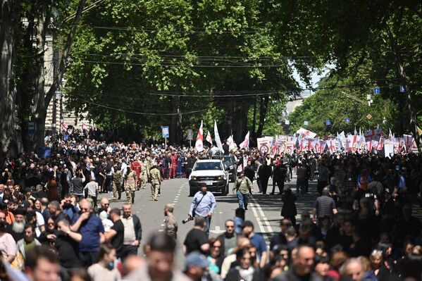 მოქალაქეებს ხელში უჭირავთ საქართველოს დროშები და ხატები, ისმის საგალობლების ხმა. - Sputnik საქართველო