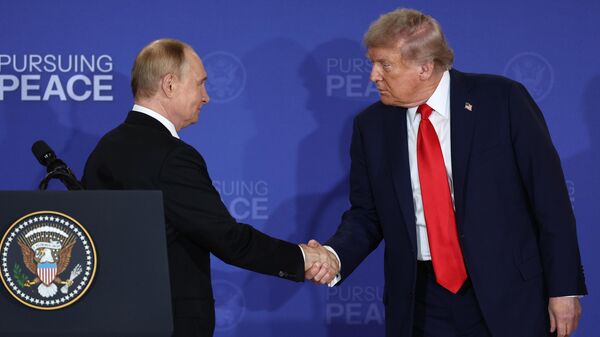 Владимир Путин и Дональд Трамп на Аляске, архивное фото - Sputnik Грузия