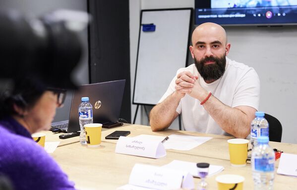 Политолог, основатель SIKHA Foundation Арчил Сихарулидзе считает главной проблемой Грузии не внешних врагов, а неспособность признать собственную ответственность."Самая главная проблема Грузии и России – это постоянные поиски, кого в чем можно обвинить. В Грузии я слышу одно и то же 37 лет: виноват кто-то, непонятно, когда, почему, зачем – всегда кто-то извне", – сказал он. - Sputnik Грузия