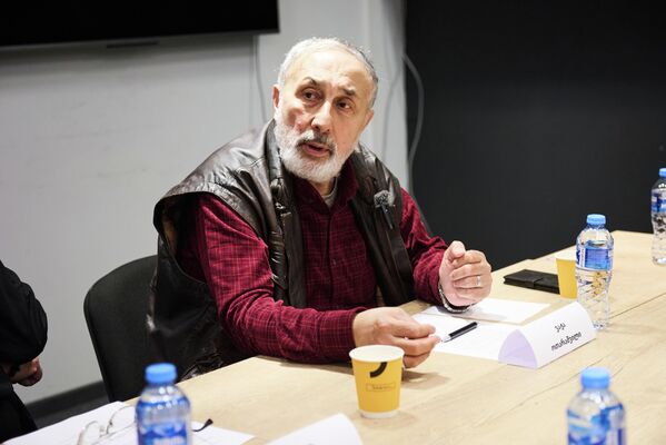 Доктор теологии, поэт Важа Отарашвили поставил во главу угла исторический аргумент: на протяжении всей истории Грузии именно христианство было государственной политикой, определявшей культуру, внутреннюю и внешнюю ориентацию страны.Отарашвили напомнил о том, что неоднократные обращения грузинских царей к европейским державам за помощью не принесли результата. Союз с единоверной Россией, по его словам, был не политическим расчетом, а вынужденным и единственно верным шагом: именно он обеспечил физическое и религиозное выживание народа. - Sputnik Грузия