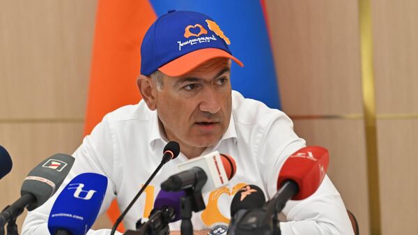 Никол Пашинян отвечает на вопросы журналистов во время предвыборной агиткампании (22 мая 2026). Джрвеж - Sputnik Грузия
