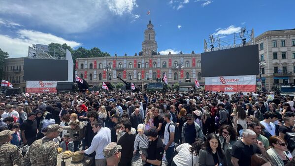 По случаю праздника на площади Свободы в течение всего дня проходила выставка военной техники. - Sputnik Грузия