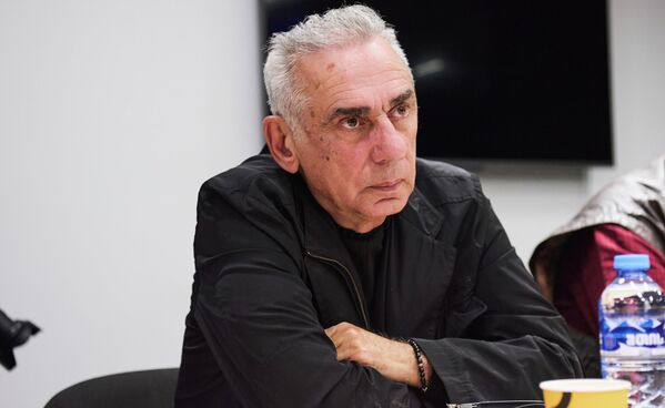 რამაზ იოსელიანმა საუბარი კვლავ კულტურაზე გადაიტანა. იმ კულტურაზე, რომელიც ოდესღაც ცოცხალი და ნამდვილი იყო და რომელიც თანდათან ქრება.„ყველაფერი კარგი, რაც სტუდენტობის წლებიდან მახსოვს – კულტურა, ლიტერატურა, ფერწერა, მუსიკაა. რუსეთი ჩვენთვის უმდიდრესი წყარო იყო და ჩვენც – მათთვის. სამწუხაროა, რომ ეს ურთიერთობები აღარ გვაქვს. და ამაშიც ისევ თავად ჩვენ ვართ დამნაშავე – ვიღაც იდიოტი პოლიტიკოსები ამღვრევენ წყალს, ხალხი კი რა შუაშია?“ რამაზ იოსელიანმა საუბარი კვლავ კულტურაზე გადაიტანა. იმ კულტურაზე, რომელიც ოდესღაც ცოცხალი და ნამდვილი იყო და რომელიც თანდათან ქრება.„ყველაფერი კარგი, რაც სტუდენტობის წლებიდან მახსოვს – კულტურა, ლიტერატურა, ფერწერა, მუსიკაა. რუსეთი ჩვენთვის უმდიდრესი წყარო იყო და ჩვენც – მათთვის. სამწუხაროა, რომ ეს ურთიერთობები აღარ გვაქვს. და ამაშიც ისევ თავად ჩვენ ვართ დამნაშავე – ვიღაც იდიოტი პოლიტიკოსები ამღვრევენ წყალს, ხალხი კი რა შუაშია?“ - Sputnik საქართველო