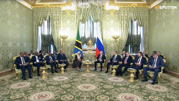 Путин проводит переговоры с президентом Танзании в Москве - видео - Sputnik Грузия