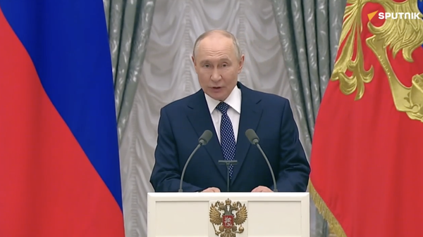 Путин вручает госнаграды родителям многодетных семей - видео - Sputnik Грузия