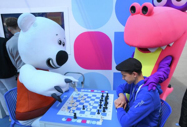 Игра в шахматы на V юбилейном фестивале "Движения Первых" на ВДНХ в Москве.  - Sputnik Грузия