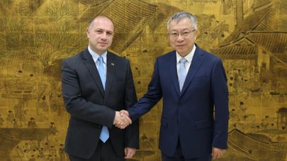 Гиви Миканадзе и замминистра образования Китая Чжэнь Юцунь