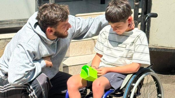 Хвича Кварацхелия навестил 11-летнего болельщика с редким заболеванием Дюшенна - Sputnik Грузия