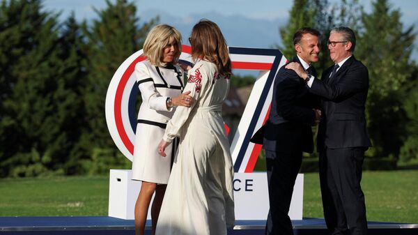 Президент Франции Эммануэль Макрон и его жена Брижит Макрон приветствуют премьер-министра Великобритании Кира Стармера и его жену Викторию Стармер во время официальной церемонии прибытия на саммит G7 во Франции - Sputnik Грузия