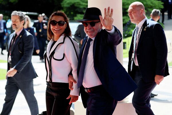 Президент Бразилии Луис Инасиу Лула да Силва и его жена Розанжела Лула да Силва прибывают в отель "Рояль" перед началом саммита G7 в Эвиане. - Sputnik Грузия