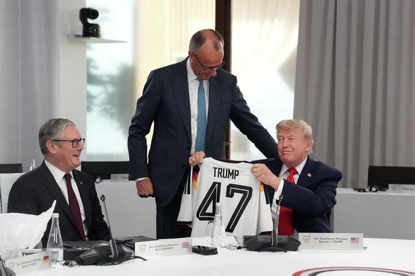 Президент США Дональд Трамп держит в руках футболку с номером 47 во время рабочей сессии на саммите G7 в Эвиан-ле-Бен, Франция. - Sputnik Грузия