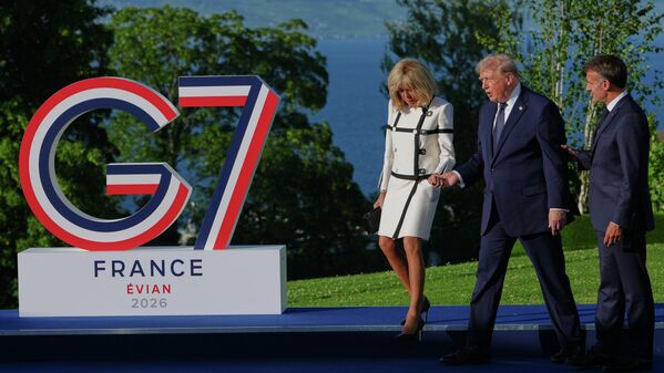 Президент США Дональд Трамп, президент Франции Эммануэль Макрон и первая леди Брижит Макрон на саммите G7 во Франции. - Sputnik Грузия