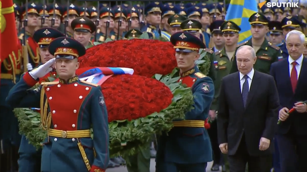 Владимир Путин возлагает цветы к Могиле Неизвестного Солдата – видео - Sputnik Грузия