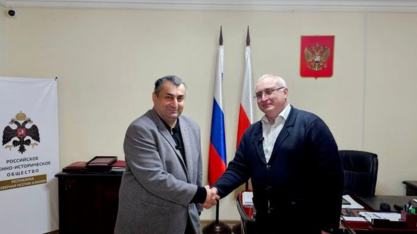 С Министром национальной политики Республики Северная Осетия-Алания Аланом - Sputnik Грузия